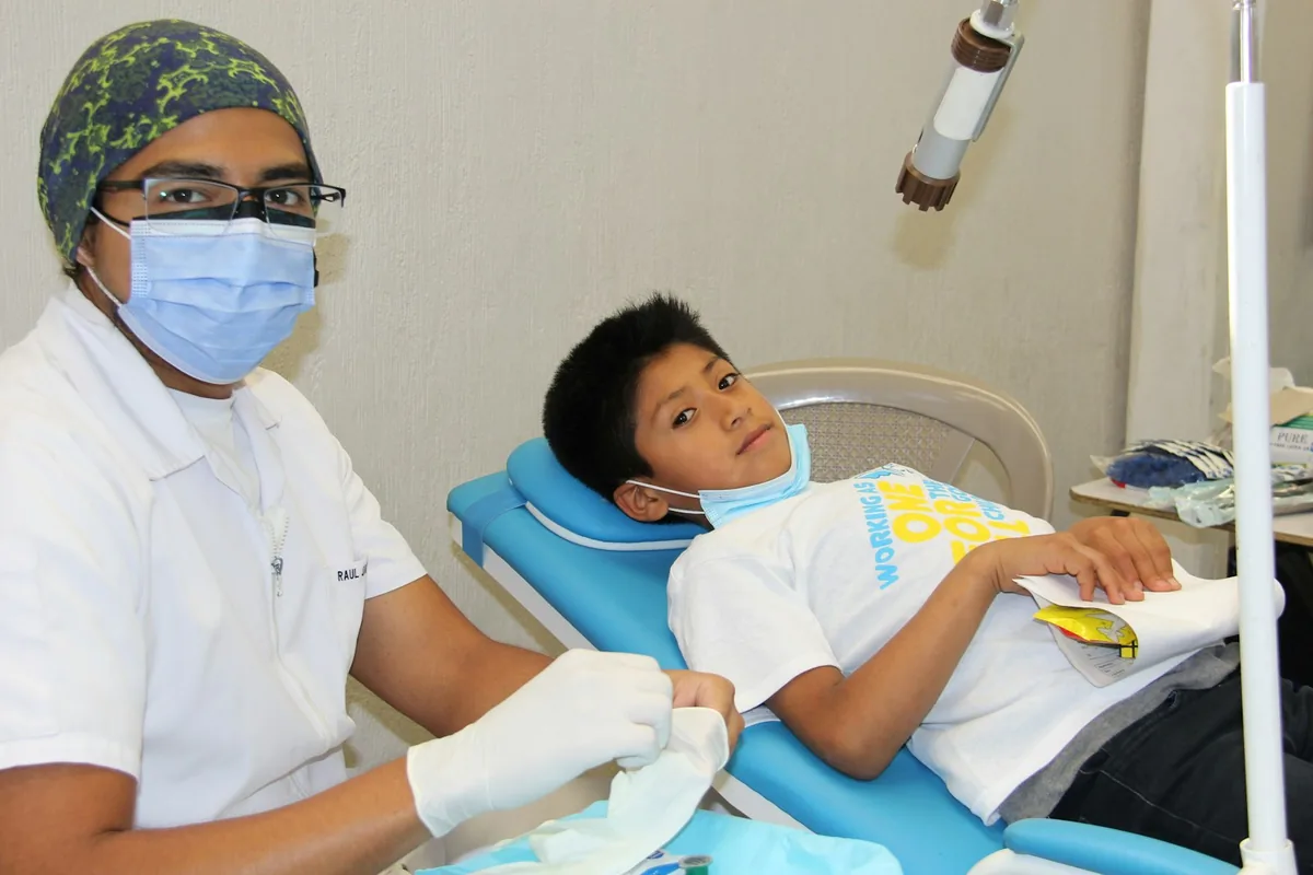 Niño en la consulta odontológica